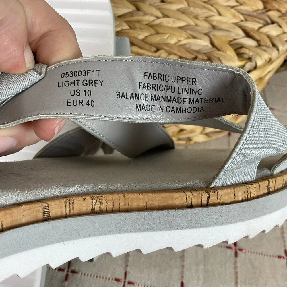 B-52 Bullboxer “Primm” Sandals Light Grey Strappy Open Toe Sz 10 Stretchy Fit - Picture 6 of 7